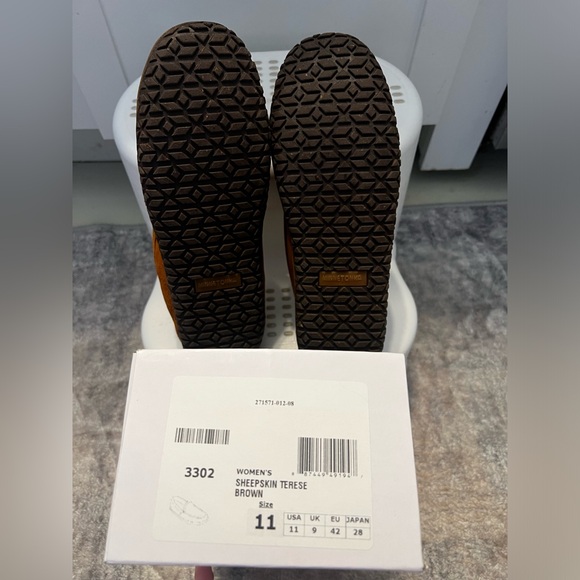 NIB Minnetonka size 11 sheepskin moccasin - Picture 4 of 4